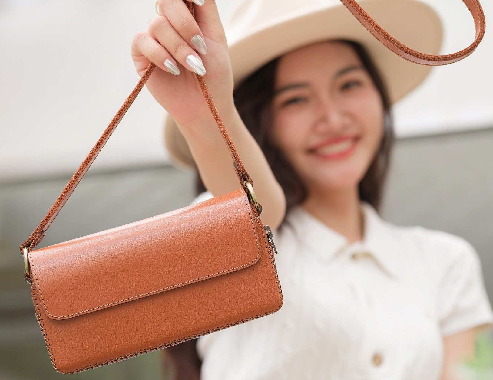 Túi đeo điện thoại , hiệu Khắc Tên, chất liệu da bò - Hàng chính hãng