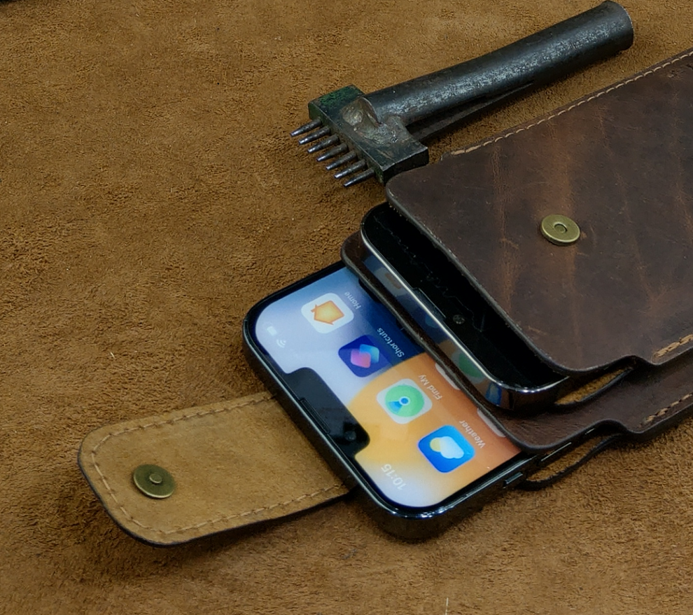 Bao Da IONECASE 2 Điện Thoại Dùng Đeo Lưng và Cầm Tay Da Bò Thật - Hàng chính hãng
