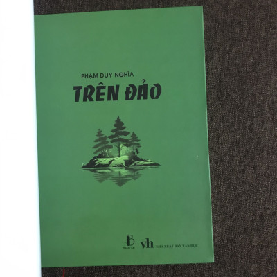 bìa cứng - chữ ký tác giả - TRÊN ĐẢO - PHẠM DUY NGHĨA (tập truyện ngắn)