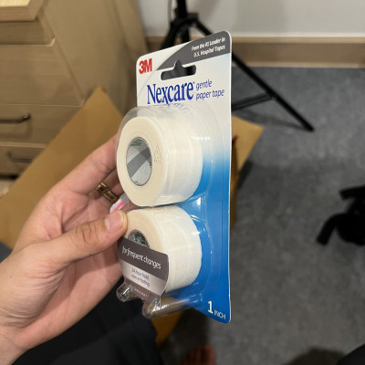 Băng keo cuộn giấy y tế cố định gạc, kim truyền,... 3M Nexcare 781-2pk, sản xuất tại Mỹ