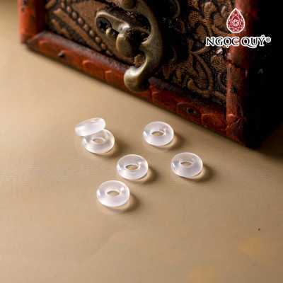 Charm tròn đá mã não trắng 8mm mệnh thủy kim - Ngọc Quý Gemstones