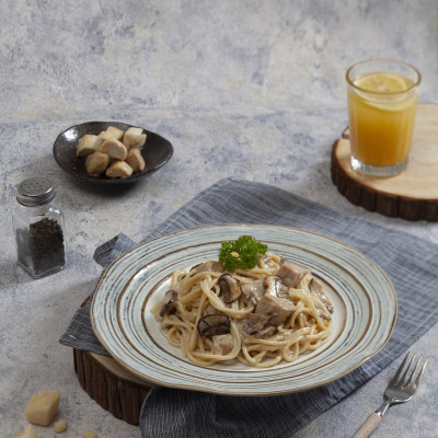 Mỳ ý sốt kem gà nấm Pulmuone 332,2g dành cho 2 người ăn