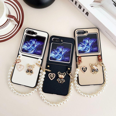 Ốp Lưng Da Cho Samsung Galaxy Z Flip 6 / Z Flip 5 Hình Chú Gấu Kèm Dây Ngọc Trai Ngắn - BUM STORE GALAXY CASE