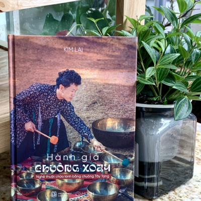 Sách - Hành giả chuông xoay: Nghệ thuật chữa lành bằng chuông Tây Tạng