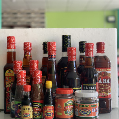 Thùng Nước Mắm Nhĩ Cá Cơm Loại 1 Bà Hai MS35 ( 6 thuỷ tinh x 500ml )
