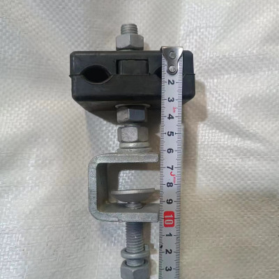 Kẹp giữ cáp trên cột thép ốp nhựa. Hàng chính hãng