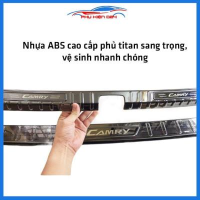 Ốp chống trầy cốp Camry 2019-2020-2021-2022 thép không gỉ vân titan bảo vệ xe chống va đập