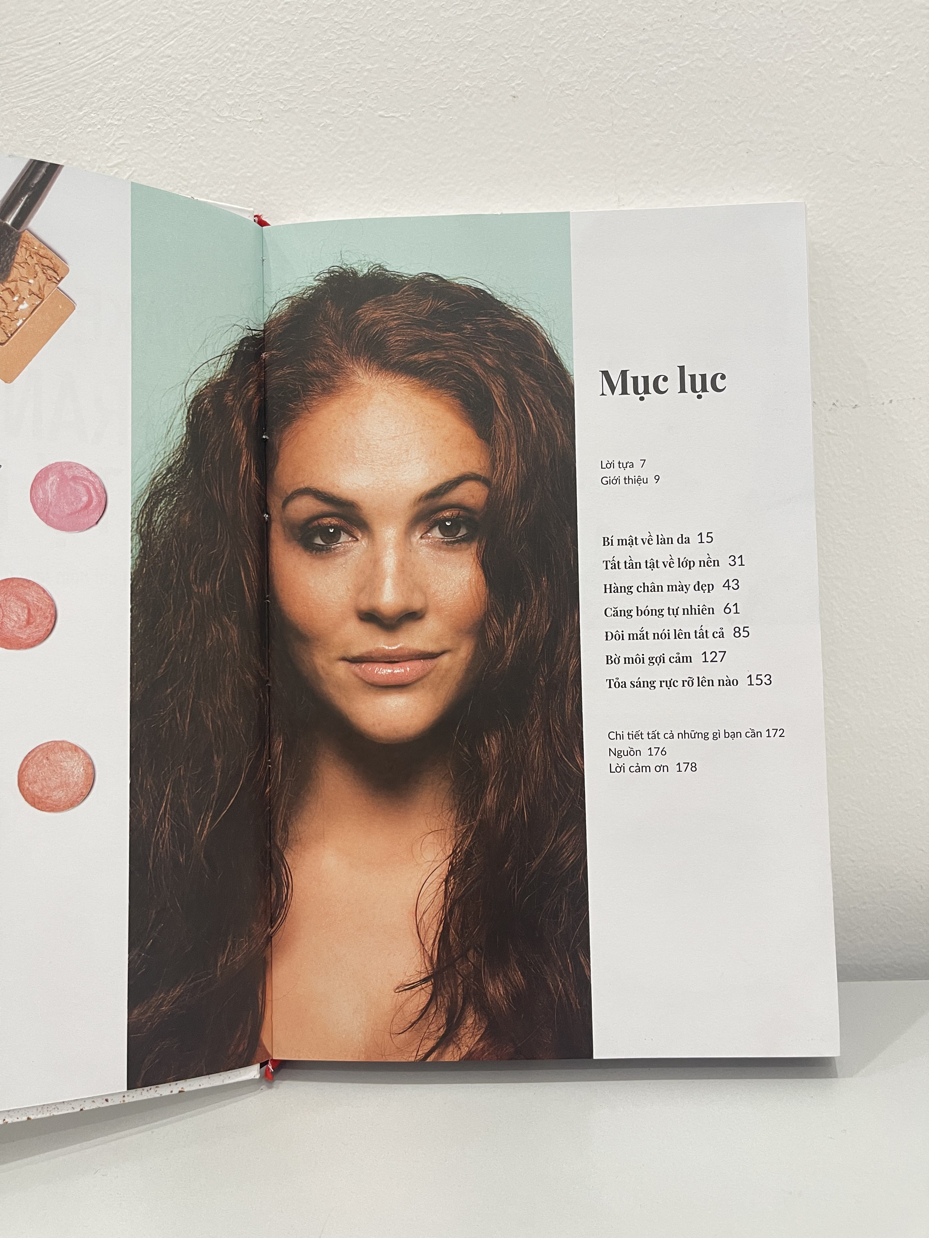 Sách - The makeup manual - Sách Trang điểm tự nhiên, Sách Make up, học cách trang điểm từ a-z - Á Châu Books