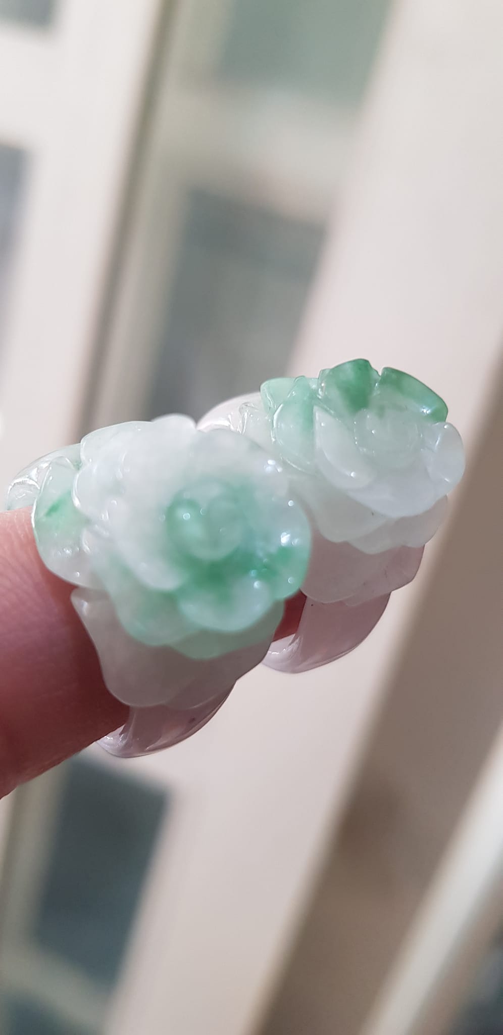 Nhẫn Nữ mới chạm Bông Hồng Nổi màu Trắng Xanh nhẹ rất đẹp đá cẩm thạch tự nhiên Ni 18mm đeo tay xinh lắm ạ