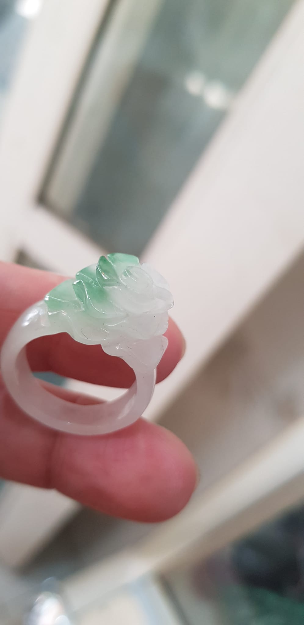 Nhẫn Nữ mới chạm Bông Hồng Nổi màu Trắng Xanh nhẹ rất đẹp đá cẩm thạch tự nhiên Ni 18mm đeo tay xinh lắm ạ