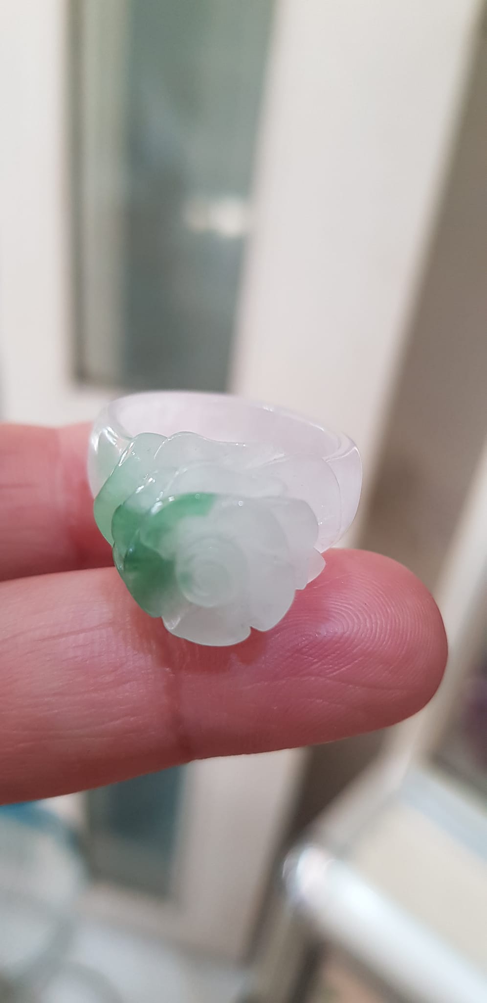 Nhẫn Nữ mới chạm Bông Hồng Nổi màu Trắng Xanh nhẹ rất đẹp đá cẩm thạch tự nhiên Ni 18mm đeo tay xinh lắm ạ