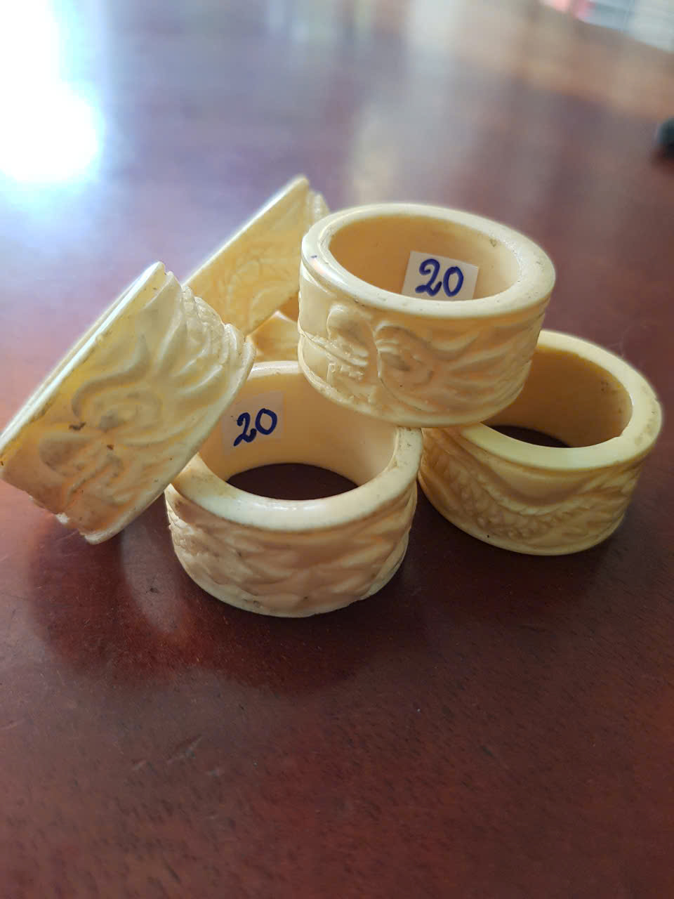 Nhẫn Càn Long Chạm Rồng Nam Giả Ngà hay Xương Mỹ Nghệ màu trắng Ni 20mm Cao 14mm Dầy 3mm Dành Cho Các Anh Nam đeo nhẫn ngón tay cái hay bất kỳ ngón tay nào ni lọt vừa tay là 20mm rẻ vẫn đẹp như thường ạ