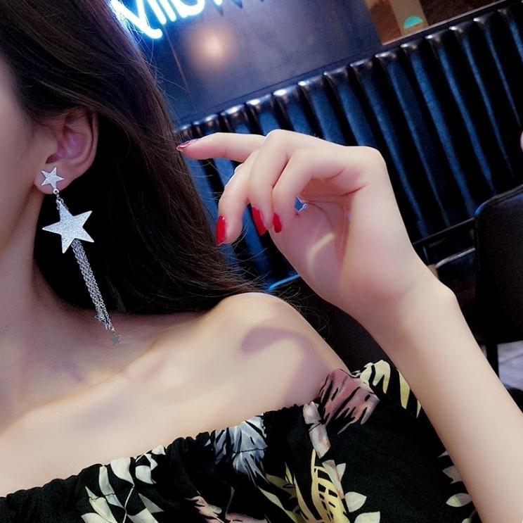 Đôi bông tai nữ tòng teng gồm 1 đôi màu bạc và 1 đôi màu vàng