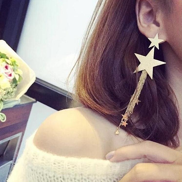 Đôi bông tai nữ tòng teng gồm 1 đôi màu bạc và 1 đôi màu vàng