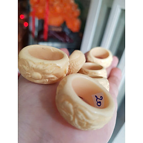 Nhẫn Nam Giả Ngà hay Xương Mỹ Nghệ Bản Hẹ Chạm Rồng Ni 20mm Cao 14mm Dầy 5mm màu trắng Dành Cho Các Anh Nam đeo nhẫn ngón tay cái hay bất kỳ ngón tay nào ni lọt vừa tay là 20mm rẻ vẫn đẹp như thường ạ