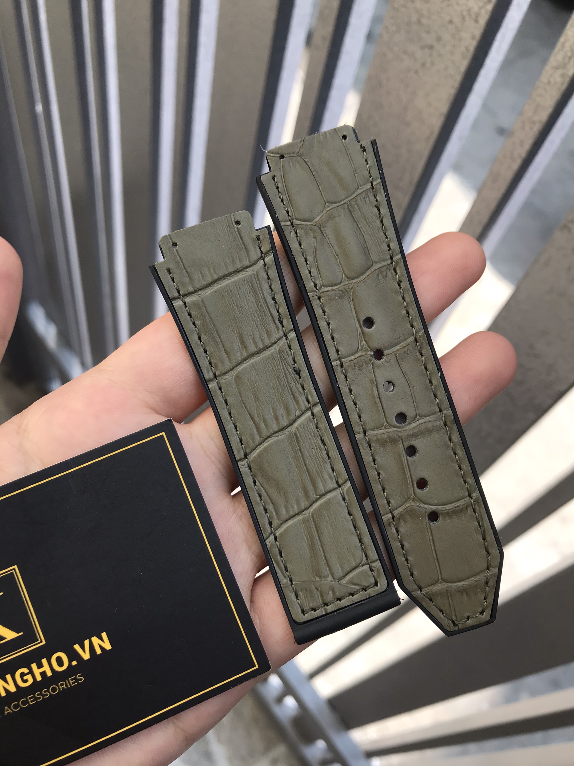 (Tặng tua vit thay dây) Dây đồng hồ HUB size 42 Lót da vân các màu (19-25-22)