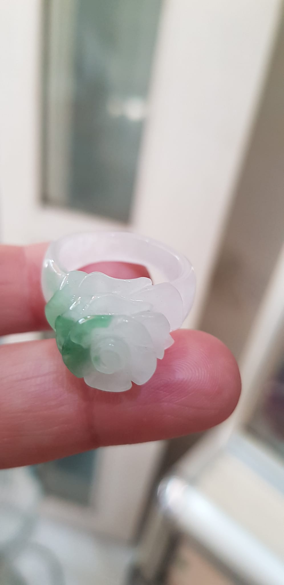 Nhẫn Nữ mới chạm Bông Hồng Nổi màu Trắng Xanh nhẹ rất đẹp đá cẩm thạch tự nhiên Ni 18mm đeo tay xinh lắm ạ