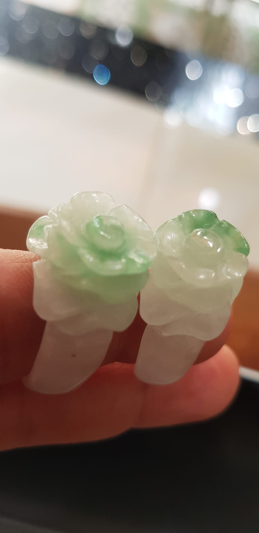 Nhẫn Nữ mới chạm Bông Hồng Nổi màu Trắng Xanh nhẹ rất đẹp đá cẩm thạch tự nhiên Ni 18mm đeo tay xinh lắm ạ