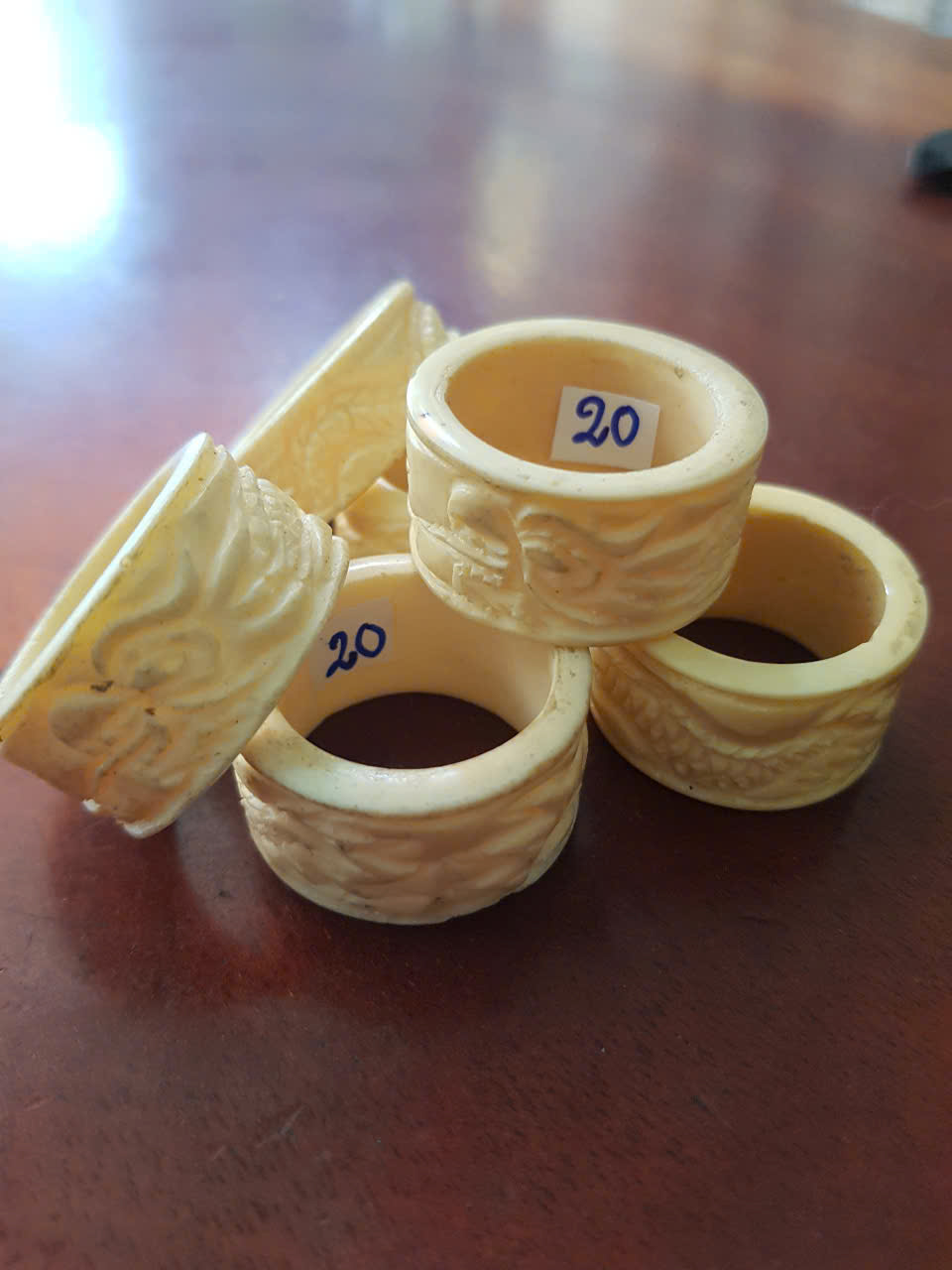 Nhẫn Càn Long Chạm Rồng Nam Giả Ngà hay Xương Mỹ Nghệ màu trắng Ni 20mm Cao 14mm Dầy 3mm Dành Cho Các Anh Nam đeo nhẫn ngón tay cái hay bất kỳ ngón tay nào ni lọt vừa tay là 20mm rẻ vẫn đẹp như thường ạ