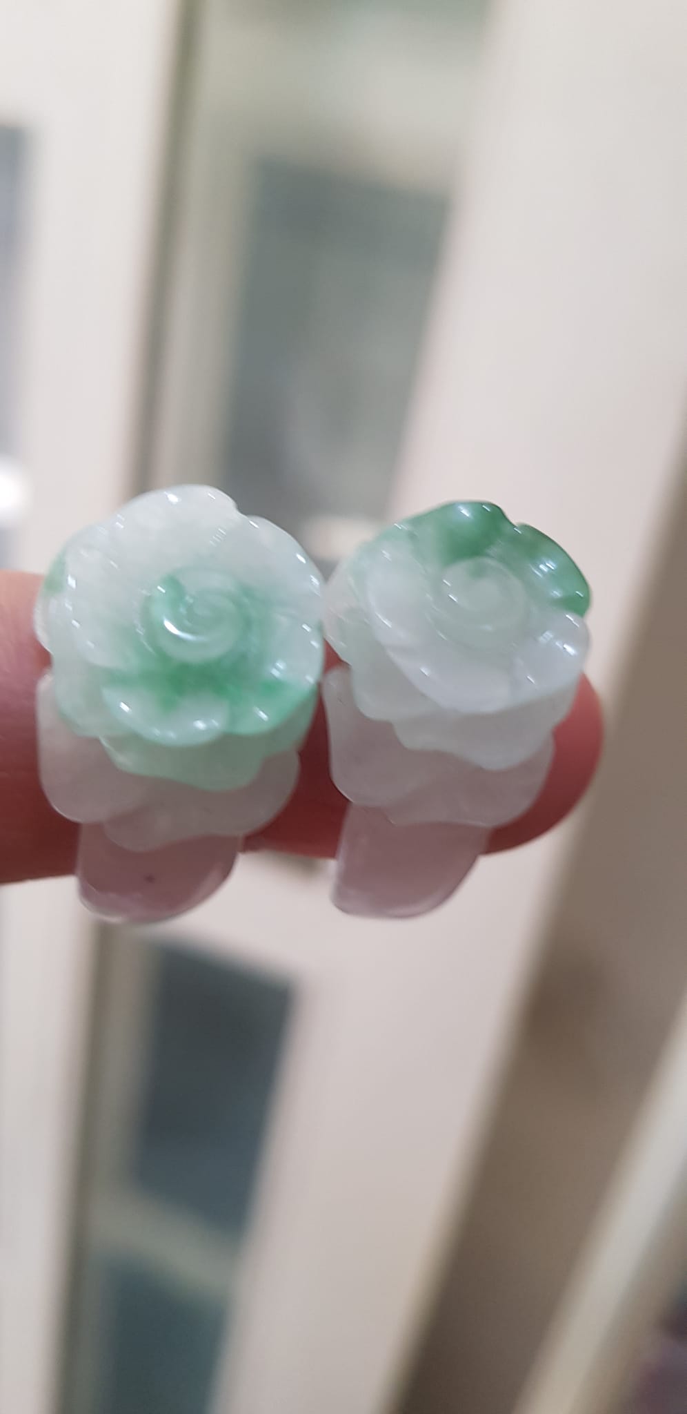 Nhẫn Nữ mới chạm Bông Hồng Nổi màu Trắng Xanh nhẹ rất đẹp đá cẩm thạch tự nhiên Ni 18mm đeo tay xinh lắm ạ