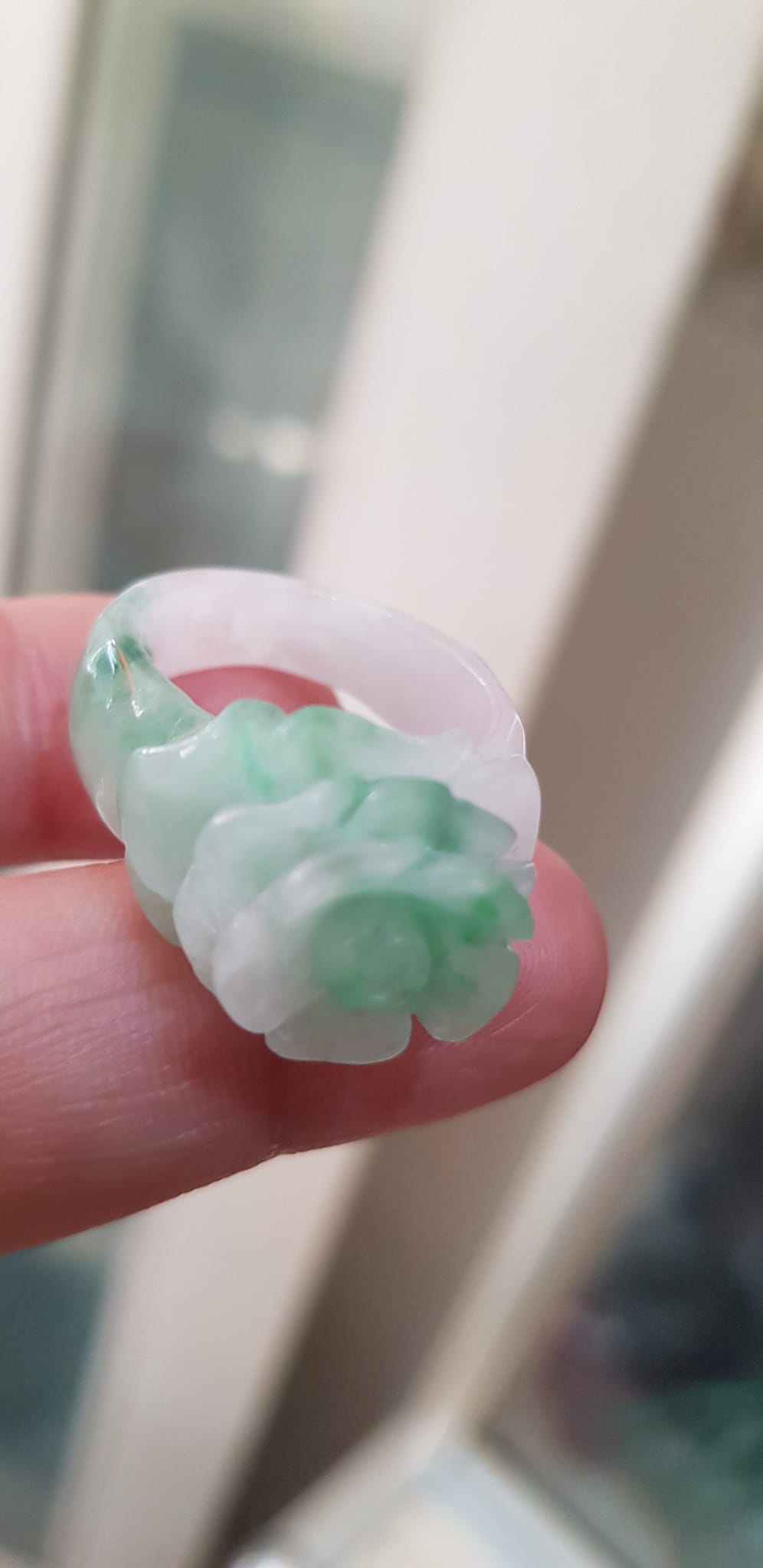 Nhẫn Nữ mới chạm Bông Hồng Nổi màu Trắng Xanh nhẹ rất đẹp đá cẩm thạch tự nhiên Ni 18mm đeo tay xinh lắm ạ