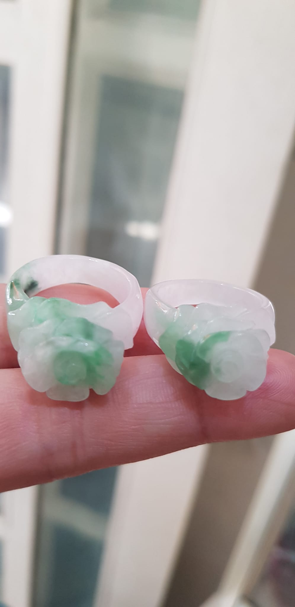 Nhẫn Nữ mới chạm Bông Hồng Nổi màu Trắng Xanh nhẹ rất đẹp đá cẩm thạch tự nhiên Ni 18mm đeo tay xinh lắm ạ