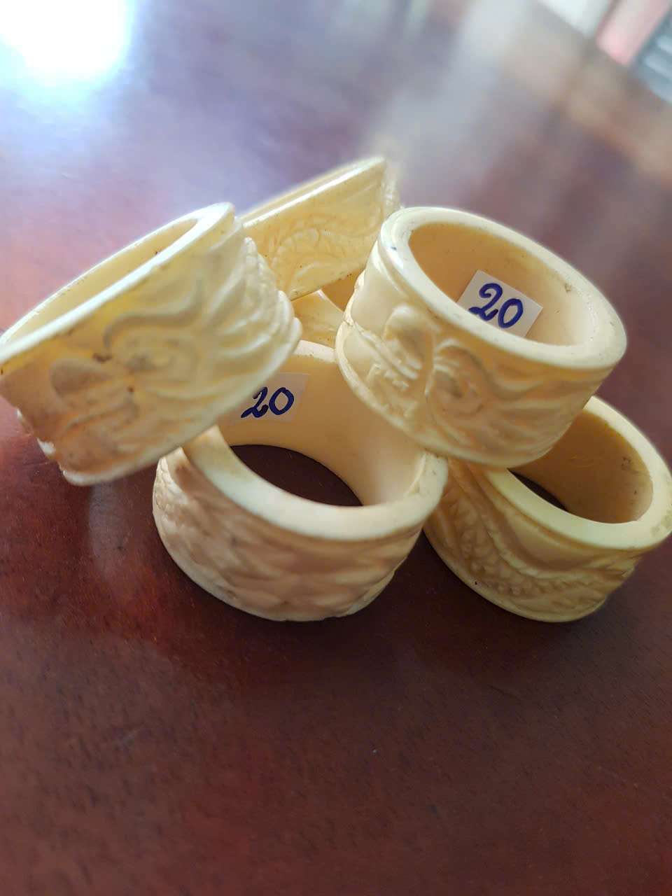 Nhẫn Càn Long Chạm Rồng Nam Giả Ngà hay Xương Mỹ Nghệ màu trắng Ni 20mm Cao 14mm Dầy 3mm Dành Cho Các Anh Nam đeo nhẫn ngón tay cái hay bất kỳ ngón tay nào ni lọt vừa tay là 20mm rẻ vẫn đẹp như thường ạ
