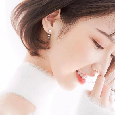 Bông tai đá kiểu dáng cá tính - vành tai tone trắng.