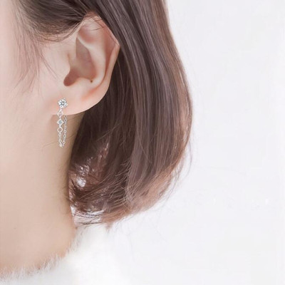 Bông tai đá kiểu dáng cá tính - vành tai tone trắng.
