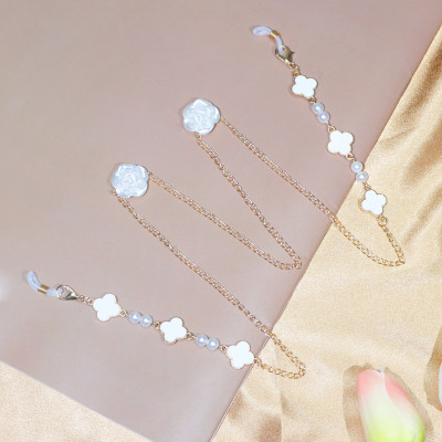 Dây đeo kính ngọc trai mix cỏ bốn lá trắng charm hoa hồng đặc biệt phong cách Hàn Quốc ấn tượng idol hot