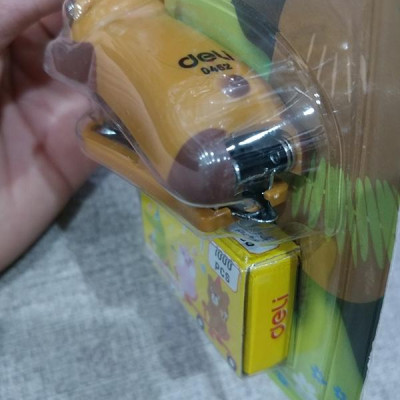 Bộ Bấm Kim + Kim 10 - Deli 0452 - Mẫu 3 - Màu Nâu