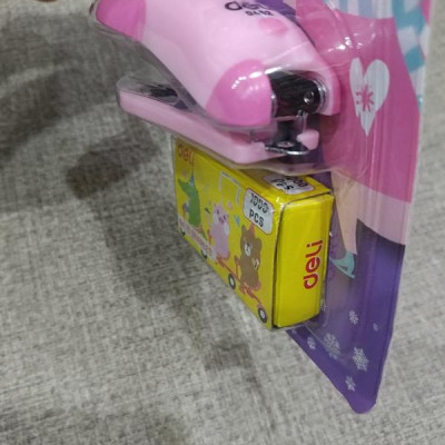 Bộ Bấm Kim + Kim 10 - Deli 0452 - Mẫu 2 - Hồng
