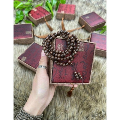 Vòng đeo tay trầm 108 hạt  kèm lá bồ đề , có hộp đựng  bằng gấm cao cấp , phù hợp  cho cả nam và nữ 