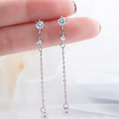 Bông tai đá kiểu dáng cá tính - vành tai tone trắng.