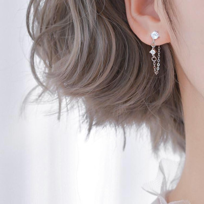 Bông tai đá kiểu dáng cá tính - vành tai tone trắng.