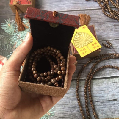 Vòng  tay  trầm  108 hạt  kèm lá bồ đề , có hộp đựng  bằng gấm cao cấp , phù hợp  cho cả nam và nữ 