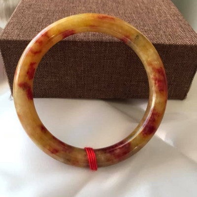 CHIẾC VÒNG ĐÁ MÃ NÃO TỨ QUÝ I 52 VÒNG MÀU VÀNG ĐỎ NỮ MỆNH THỔ MỆNH KIM 47KG ĐẾN 56 KG