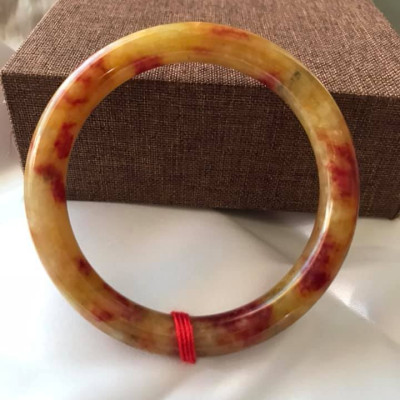 CHIẾC VÒNG ĐÁ MÃ NÃO TỨ QUÝ I 52 VÒNG MÀU VÀNG ĐỎ NỮ MỆNH THỔ MỆNH KIM 47KG ĐẾN 56 KG