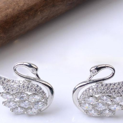 Hoa tai thiên nga đính đá khuyên nụ nổi bật sang chảnh