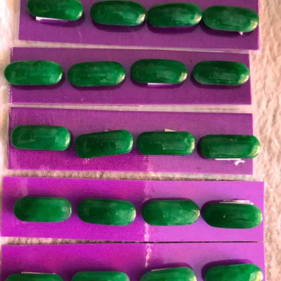 BỘ MẶT YÊN NGỰA GỒM  4 VIÊN ĐÁ CẨM THẠCH XANH LÁ TƯƠI Size 19mmx8mmx3mm NỮ LÊN LẮC TAY ĐEO ĐẸP Ạ