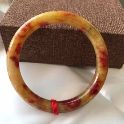 CHIẾC VÒNG ĐÁ MÃ NÃO TỨ QUÝ I 52 VÒNG MÀU VÀNG ĐỎ NỮ MỆNH THỔ MỆNH KIM 47KG ĐẾN 56 KG