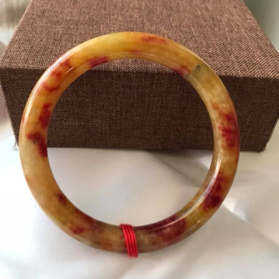 CHIẾC VÒNG ĐÁ MÃ NÃO TỨ QUÝ I 52 VÒNG MÀU VÀNG ĐỎ NỮ MỆNH THỔ MỆNH KIM 47KG ĐẾN 56 KG