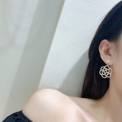 Bông tai ngọc trai hoa hồng sang trọng