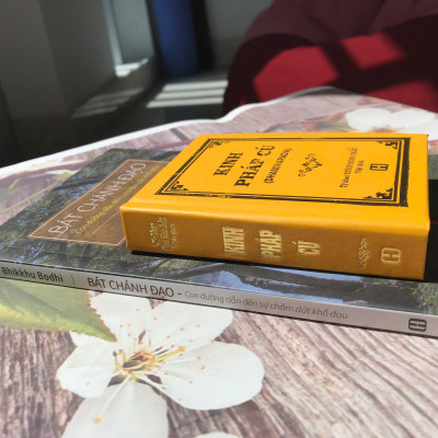 Bát Chánh Đạo (bìa mềm) + Kinh Pháp Cú (bìa cứng, khổ nhỏ)