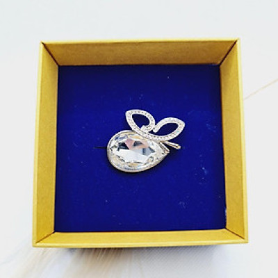 Cài áo gắn pha lê trắng