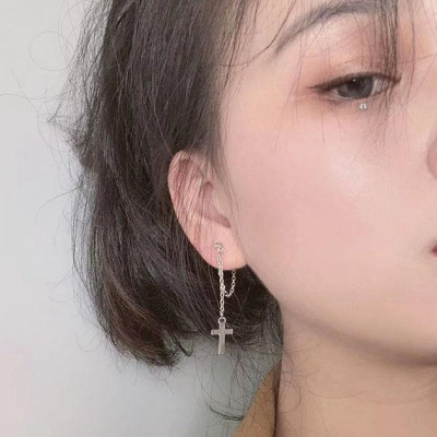 Hoa tai xích chữ N thả thánh giá sang trọng