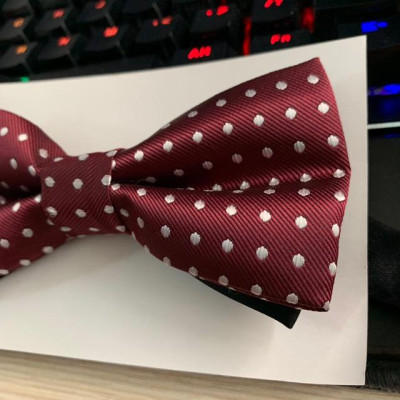 Nơ cổ nam chú rể màu đỏ đô chấm bi phụ kiện cưới Giang