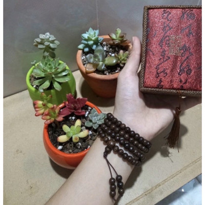 Vòng  tay  trầm  108 hạt  kèm lá bồ đề , có hộp đựng  bằng gấm cao cấp , phù hợp  cho cả nam và nữ 