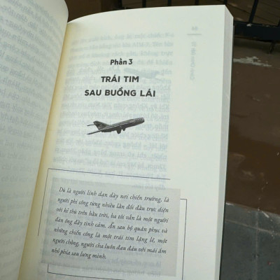 (Bìa mềm, Tặng kèm Bookmark, Postcard) CÁNH CHIM BẤT TỬ - Câu chuyện về người phi công huyền thoại Nguyễn Văn Bảy - Waka