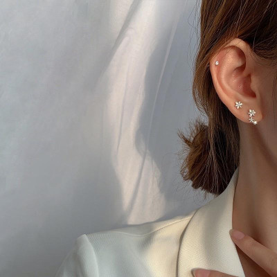 Khuyên tai bạc 925 nụ cọc cạch 1 bên 3 hoa 1 bên 1 hoa xinh xắn độc lạ Dế Bạc - K5840